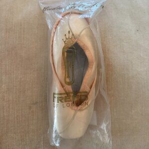 FREED POINTE SHOES SIZE 4E
